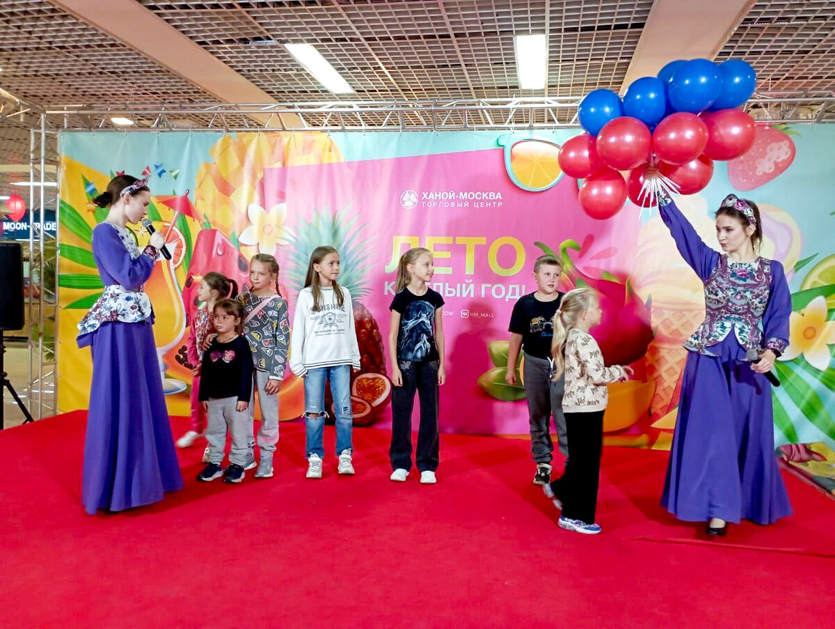 Гости праздника участвовали в конкурсах и подпевали песням о Москве