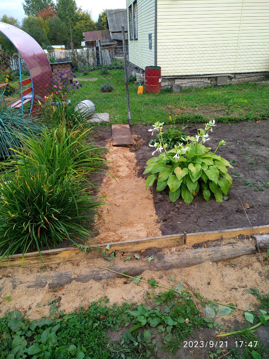 Клумба возле дома