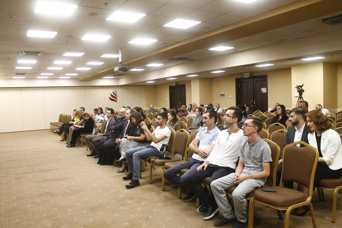 12 сентября по инициативе адвокатской конторы «Аве Юс» в зале «Манташов» бизнес-центра «Элит Плаза» состоялась презентация книги адвоката Палаты адвокатов Республики Армения, главного редактора...-13