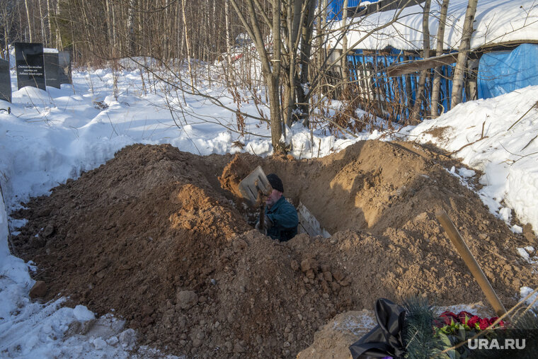    Некоторые недобросовестные похоронщики взымают с людей деньги за место на кладбище