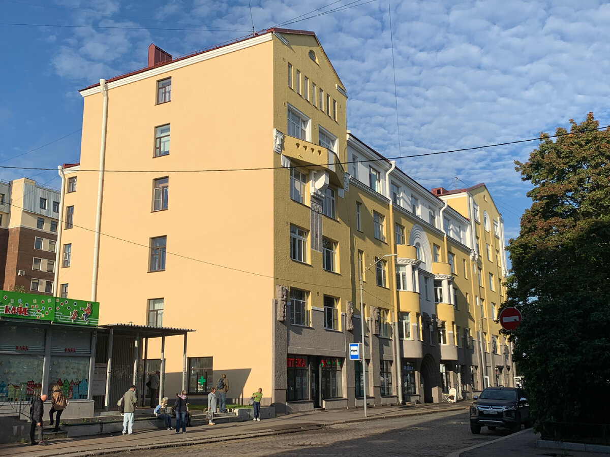 Если приблизить фотографию, маски будут лучше видны. По заказу богатого мебельного фабриканта Матти Пиетинена в 1907—1908 годах архитектурным бюро «Бертель Юнг и Бомансон» напротив выборгского вокзала было построено здание, олицетворяющее финское национально-романтическое движение. Дом поражал своим размахом, угловой башней и декором в виде масок с персонажами финского эпоса "Калевала". Инженерная начинка дома тоже впечатляла: лифты и горячее водоснабжение, электричество и телефонная линия в начале 1900-х годов были редкостью в Выборге