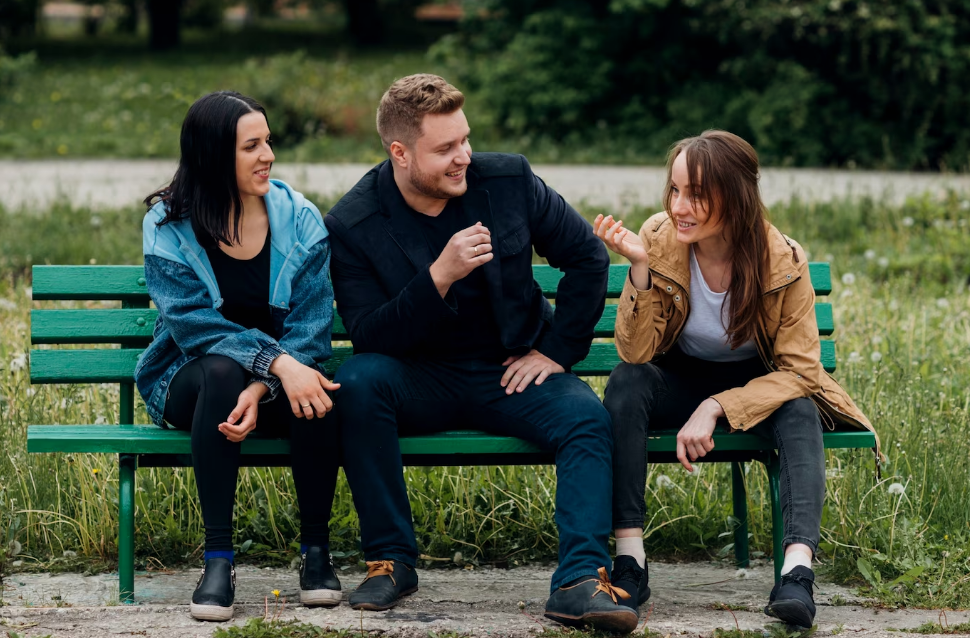 прогулка молодежи. парень запрещает гулять с друзьями. друзья на прогулке. друзья прогулка в городе. друзья на прогулке.