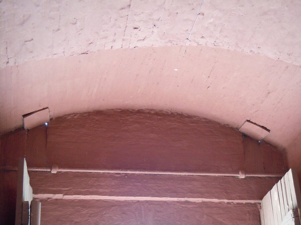 Продолжим экскурсию по кремлю. Это взгляд через стройку фуникулёра на участок с Часовой башней.-18