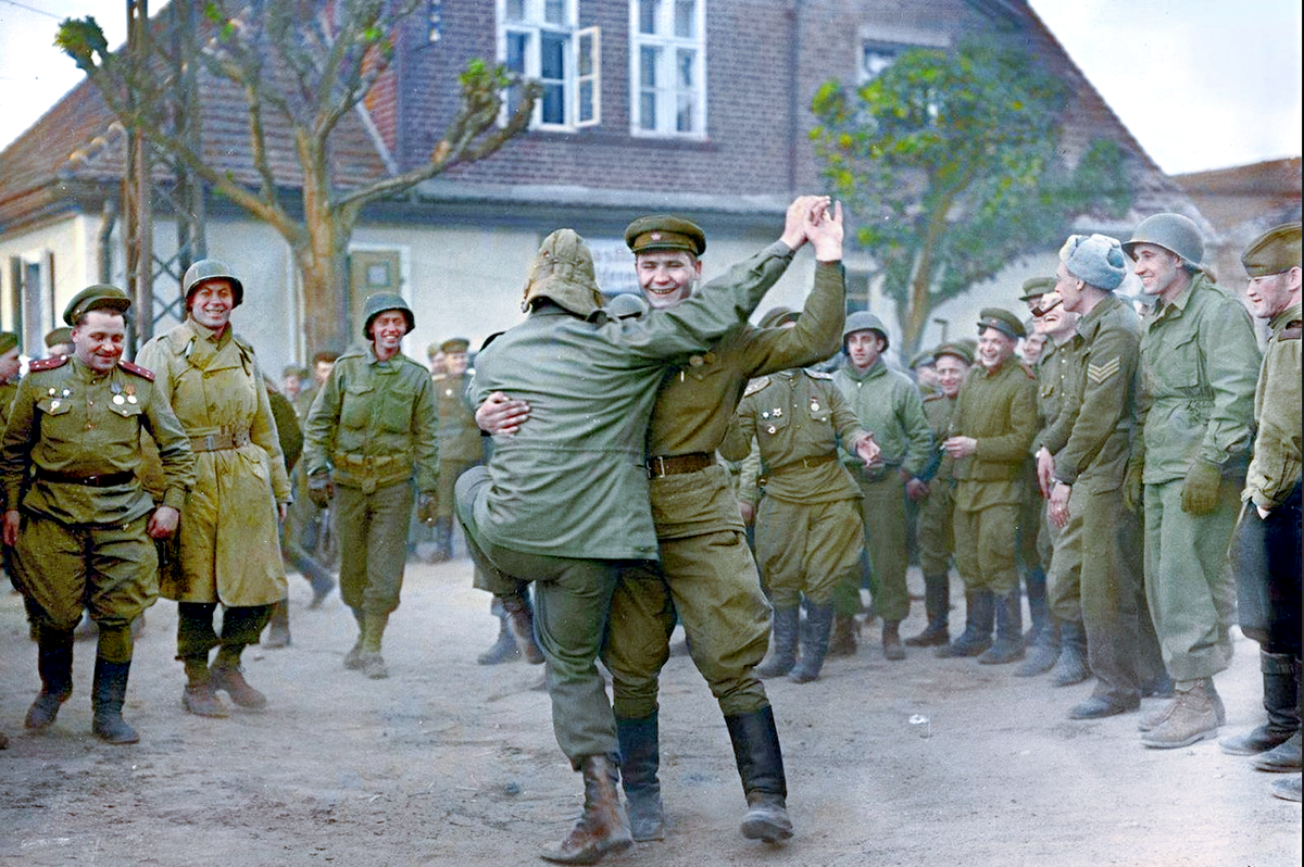 Рандеву на Эльбе. Танцуют солдаты из Америки и СССР, 25 апреля 1945 г.