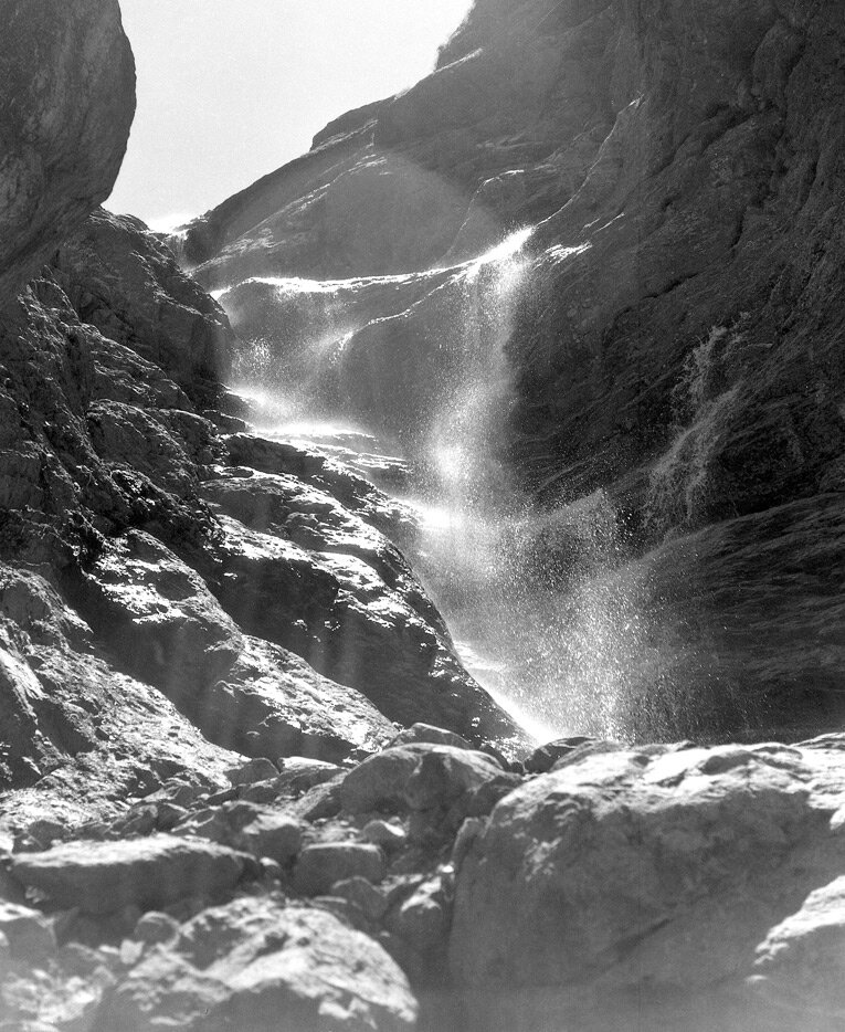 «Водопад Айтматлы в контражуре». Снимок сделан аппаратом «Киев-6С». На выдержке 1/500 сек. Объектив «Мир-26Б»