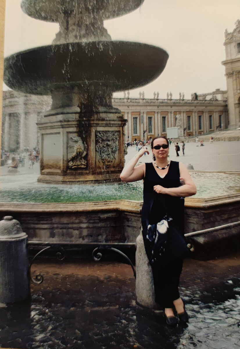 У римского фонтана в тот самый день. Во мне 105 кг. Конечно, это не прежние 128, но и до 80 ещё далеко.