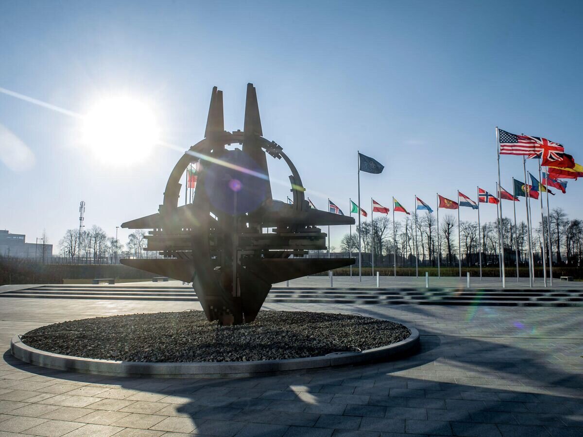    Флаги государств-членов НАТО возле штаб-квартиры блока в Брюсселе© Фото : NATO