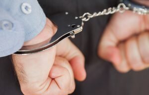    –уки, закованные в наручники, сжаты в кулаки Григорий Потапов