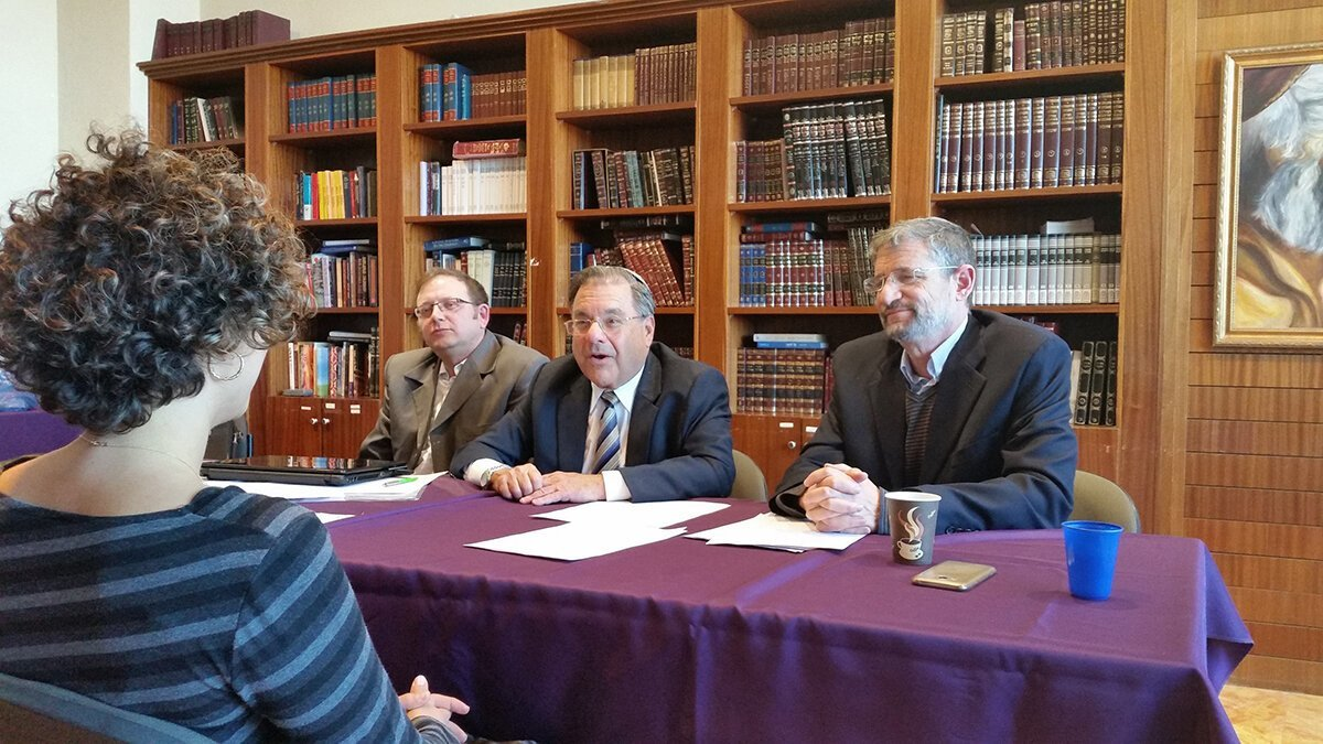 Собеседование во время гиюра. Фото с сайта  fishki.net