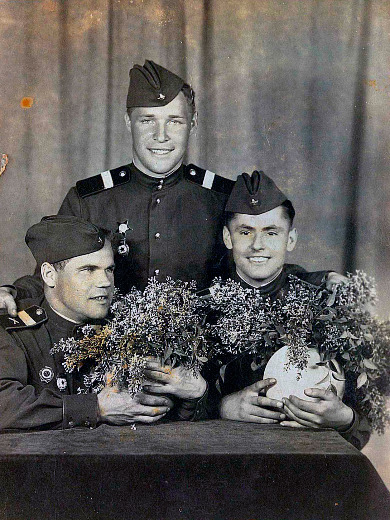 Пантелей Семенович (в центре) со своими боевыми товарищами