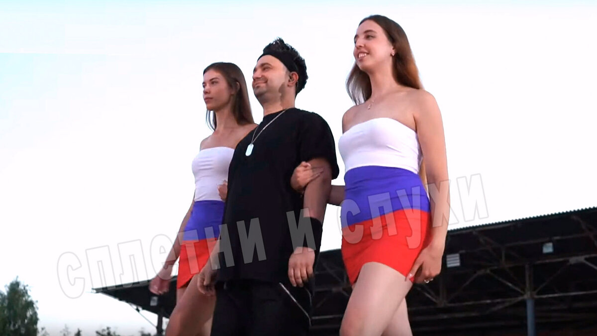 красивые девушки в мини-платьях, в цветах российского флага