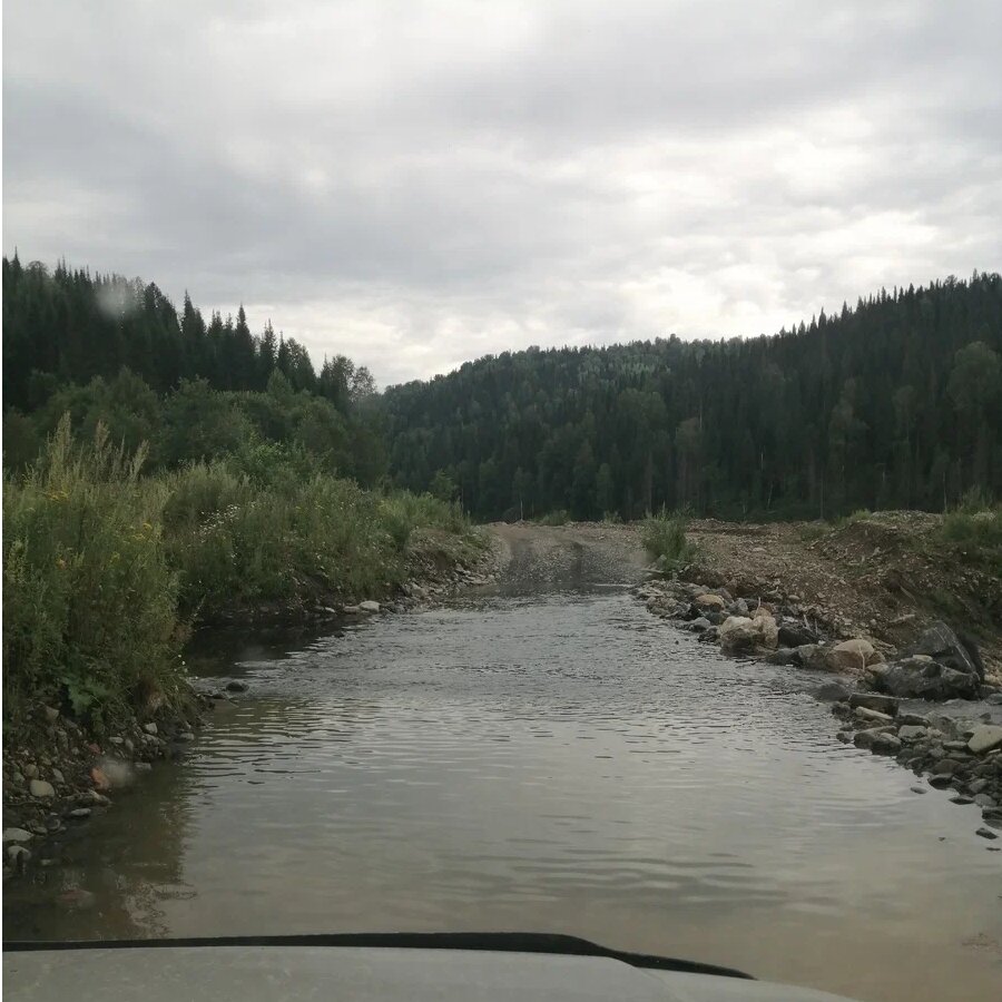 Помимо грязевых ловушек периодически попадаются непредсказуемые броды. 
