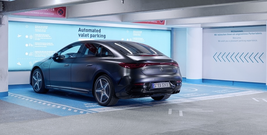    Mercedes-Benz EQE самостоятельно паркуется / © Mercedes-Benz