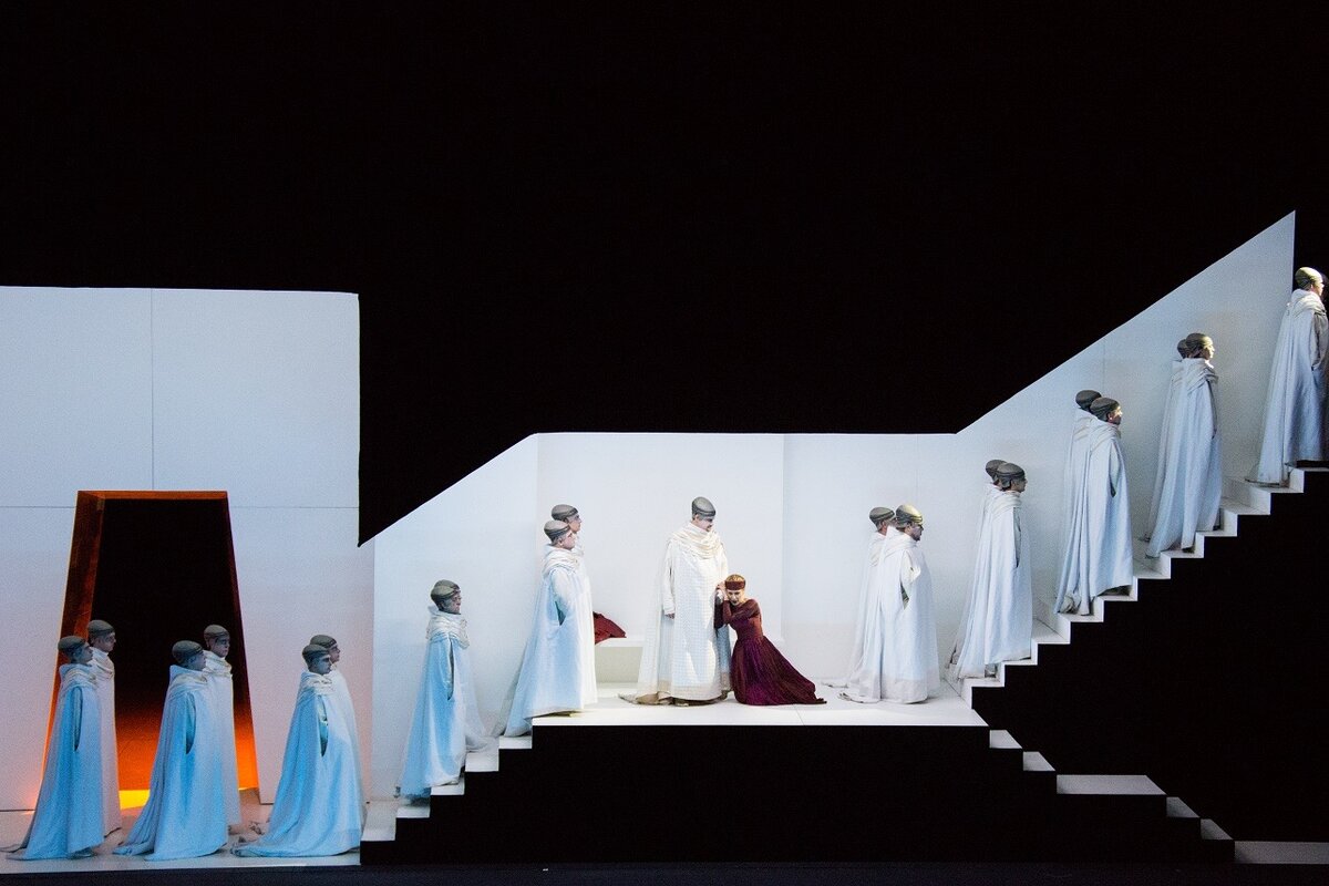 Фрагмент спектакля "Аида", постановка Петера Штайна (оригинал фото доступен по ссылке https://stanmus.ru/shows/aida/)  