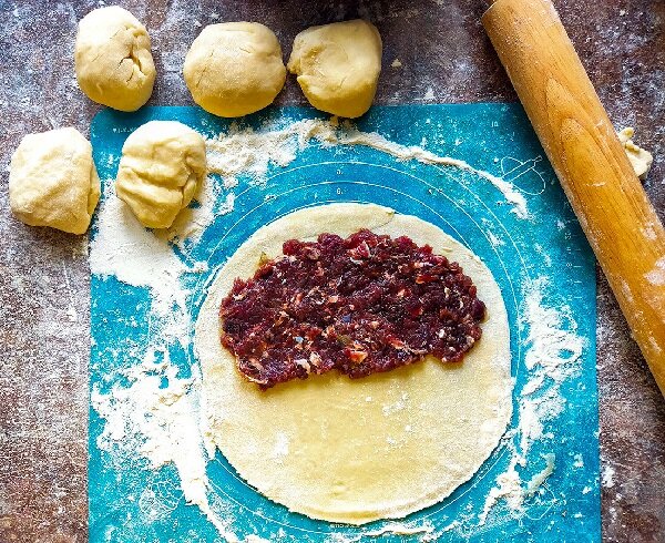 Чебуреки на сухой сковороде — вкусные «пирожки» с мясом из кухни крымских татар, которые называются янтык. Янтык готовят во многих странах Центральной Азии по-разному.-10