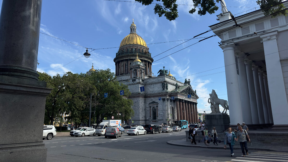 Исаакиевский собор полон символов... Например, в России очень любят рекурсию - думаю, как мечту о бесконечной жизни или хотя бы перерождении и жизни загробной. Среднестатистический россиянин сталкивается с ней постоянно. В Исаакиевском соборе этой рекурсии тоже хватает. Например, в нём стоят 4 модели всех 4-х храмов. В последней модели стоят 4 модели всех храмов.... 