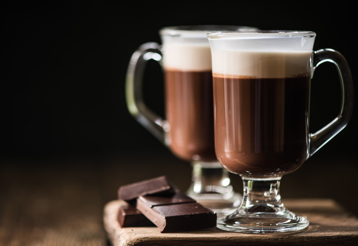 Холодные взбитые сливки и горячий кофе с виски создают контраст