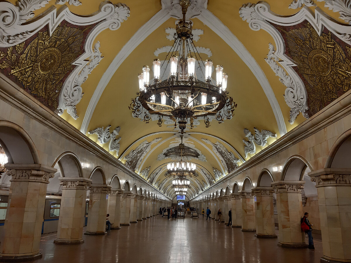 Станция "Комсомольская-кольцевая". Фото из книги "Наше дорогое метро"