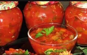 Салат который точно нужно приготовить на зиму
Зима - время холодов, снегопадов и зимних праздников. В это время года так хочется попробовать что-то разнообразное, вкусное и нежное. И если есть желание сэкономить время и сохранить вкус зимних овощей, тогда салат, который точно нужно приготовить на зиму, будет отличным решением.

Один из лучших салатов, который идеально подходит для хранения зимой, это зимний греческий салат. Его основу составляют свежие овощи - огурцы, помидоры, сладкий перец. Дополнительными ингредиентами могут быть маслины, красный лук, сыр фета и оливковое масло. Все овощи маринуются в смеси оливкового масла, уксуса, соли и специй, что сохраняет их свежесть и вкус на протяжении длительного времени. Такой салат можно хранить в холодильнике до двух недель, при этом его вкус будет только становиться более насыщенным с каждым днем.

Еще один вариант салата на зиму - это капустный салат с морковью и яблоками. Для его приготовления потребуются свежая белокочанная капуста, морковь, яблоки, лук, оливковое масло и специи по вкусу. Капусту и морковь режут на тонкие полоски, яблоки на кубики, лук мелко нарезают. Затем все ингредиенты смешиваются в большой миске, добавляются оливковое масло, сок лимона, соль, перец и специи. Данный салат можно хранить в стеклянных банках в холодильнике до месяца. Он идеально сочетается с мясными блюдами, а также может использоваться как самостоятельное блюдо.

Еще один популярный салат на зиму - это грузинский салат Чакапули. Основу его составляют яркие летние овощи - помидоры, огурцы, сладкий перец, зелень. Главная особенность этого салата - его заправка, которая делается на основе уксуса и специй. Салат Чакапули можно хранить в холодильнике до двух недель, при этом вкус и аромат овощей подается такими же насыщенными, как и в день приготовления.

Таким образом, на зиму можно приготовить разнообразные салаты, которые помогут сохранить вкус и полезные свойства зимних овощей. Греческий салат, капустный салат с морковью и яблоками, грузинский салат Чакапули - это всего лишь некоторые варианты, которые можно экспериментировать, добавляя или заменяя ингредиенты по своему усмотрению. Главное - не забывать о гигиене, используя только свежие овощи и пропорционально соблюдая рецепты. Приятного аппетита!