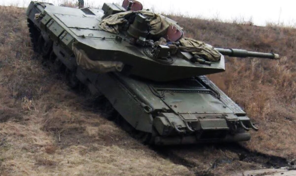 В кормовой части корпуса на левой надгусеничной полке видна вспомогательная силовая установка, которая на Т-80БВМ до сих пор не применяется.
