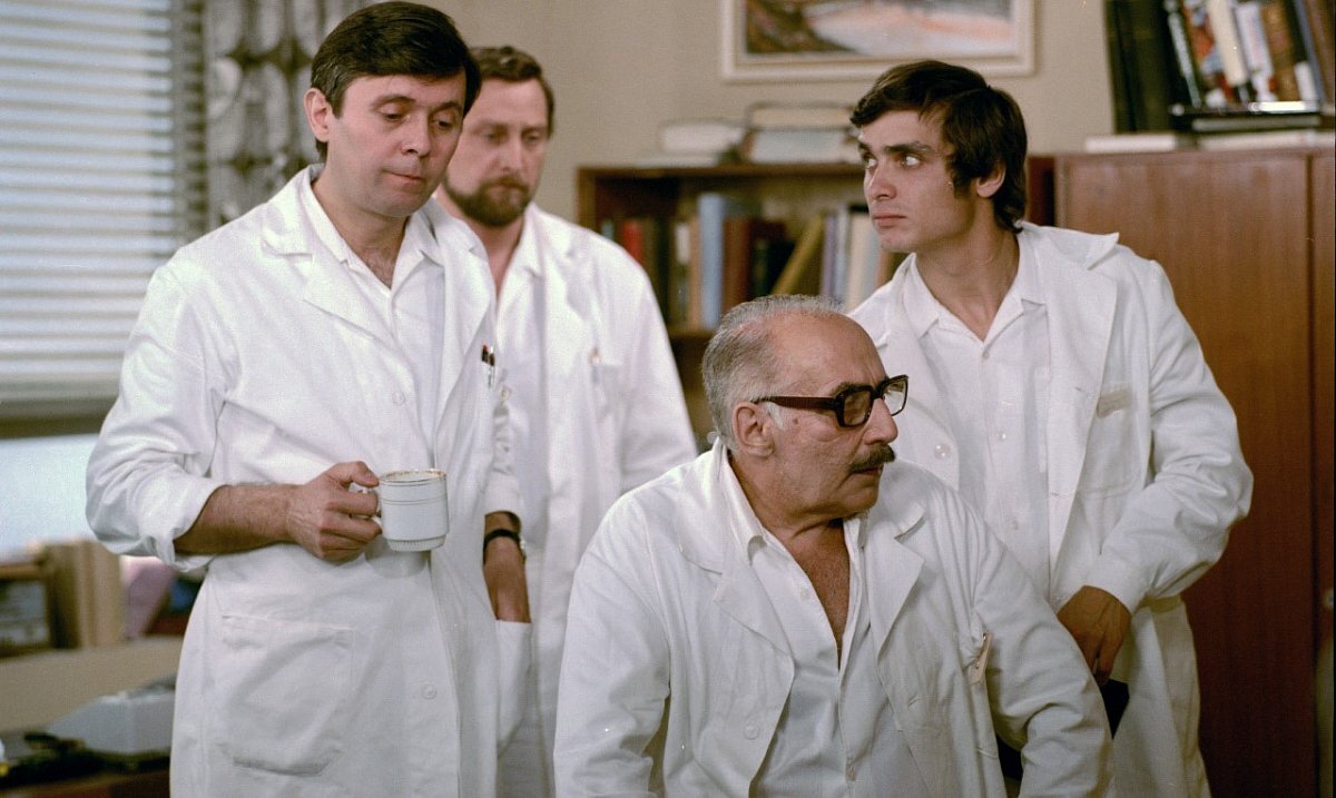 Слева-направо: заведующий Блажей, доктор Сова-младший, доктор Штроссмайер, доктор Петерка.