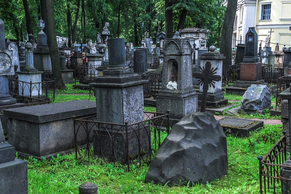 Некрополь петербург. Петербург Александро Невская Лавра некрополь. Александро Невская Лавра кладбище. Кладбище Александро-Невской Лавры в Санкт-Петербурге. Александро-Невская Лавра Лазаревское кладбище.