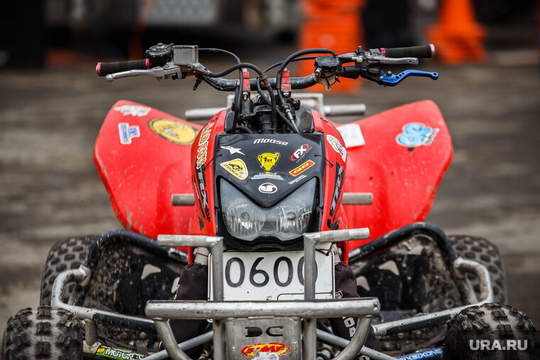    Школьница сидела на квадроцикле, когда на нее вылился антифриз