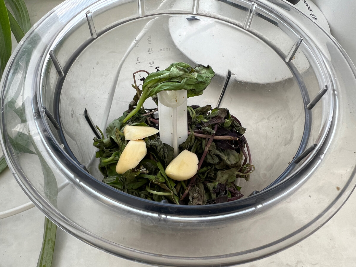 Фото автора.  Воду не добавляла. Хорошо измельчилось с чесноком.