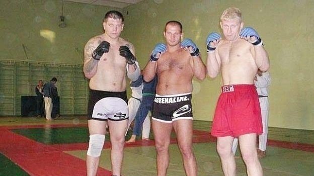    Фото. 2003 год, Старый Оскол. Александр Емельяненко, Федор Емельяненко и Сергей Харитонов. Кирилл Сидельников — за ними в синем кимоно.