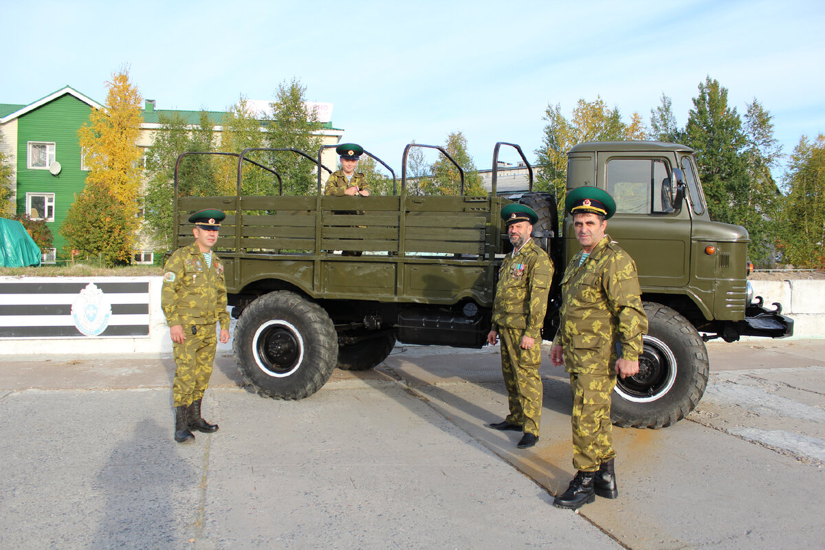 Слева направо: Олег Кириченко, Александр Тамахин, Ваха Закриев, в кузове – юный воспитанник-кадет.
