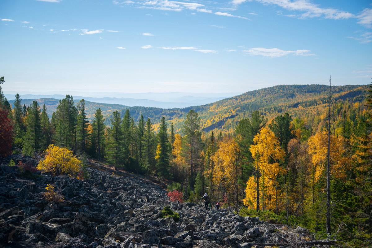 Как и во все предыдущие разы, собрались ехать сюда мы одним днём. А поэтому было принято решение выезжать как можно раньше. Выехали мы на машине примерно в 5 утра из города. За час добрались до населённого пункта "Шулуты". Машину можно оставить Шулутах и дальше идти пешком, а можно проехать до беседки в лесу, что находится километрах в 5-6 от деревни. Но если ехать до беседки, лучше иметь машину с высокой подвеской, а ещё лучше - внедорожник. Дорога местами трудная, из земли торчат огромные булыжники, которые временами проехать очень сложно и надо применять высочайший уровень водительского мастерства. Так вот. Ехать мы решили до беседки, чтобы меньше идти пешком. И расстояние в 5-6 километров мы преодолевали, наверное, полчаса. Несколько раз я шоркнул машину о камни, что было неприятно (бедная моя машина😢). В итоге до беседки мы не доехали пару сотен метров: остановила нас лужа непонятной глубины, и было принято решение оставить машину тут.