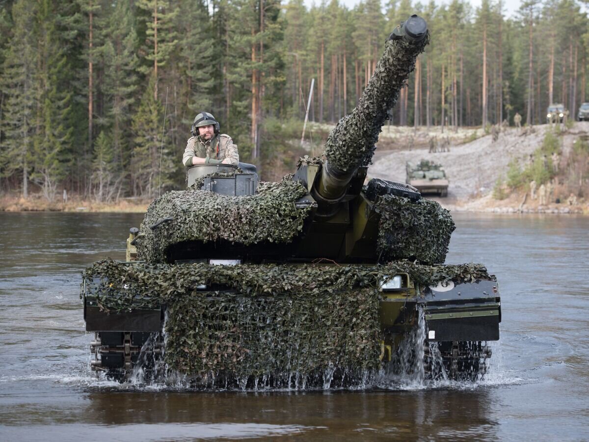    Датский танк Leopard 2 форсирует реку во время совместных учений войск НАТО Trident Juncture 2018 ("Единый трезубец") в Норвегии© Фото : Belgian combat camera team / Corporal-chef Sedeyn Ritchie