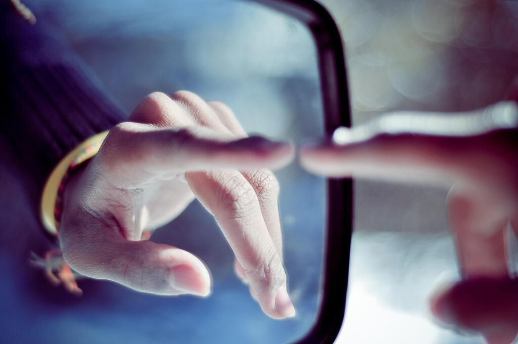 В зеркале видеть мужчину. Отражение в зеркале. Отражение человека. Отражение руки. Прикосновение к зеркалу.