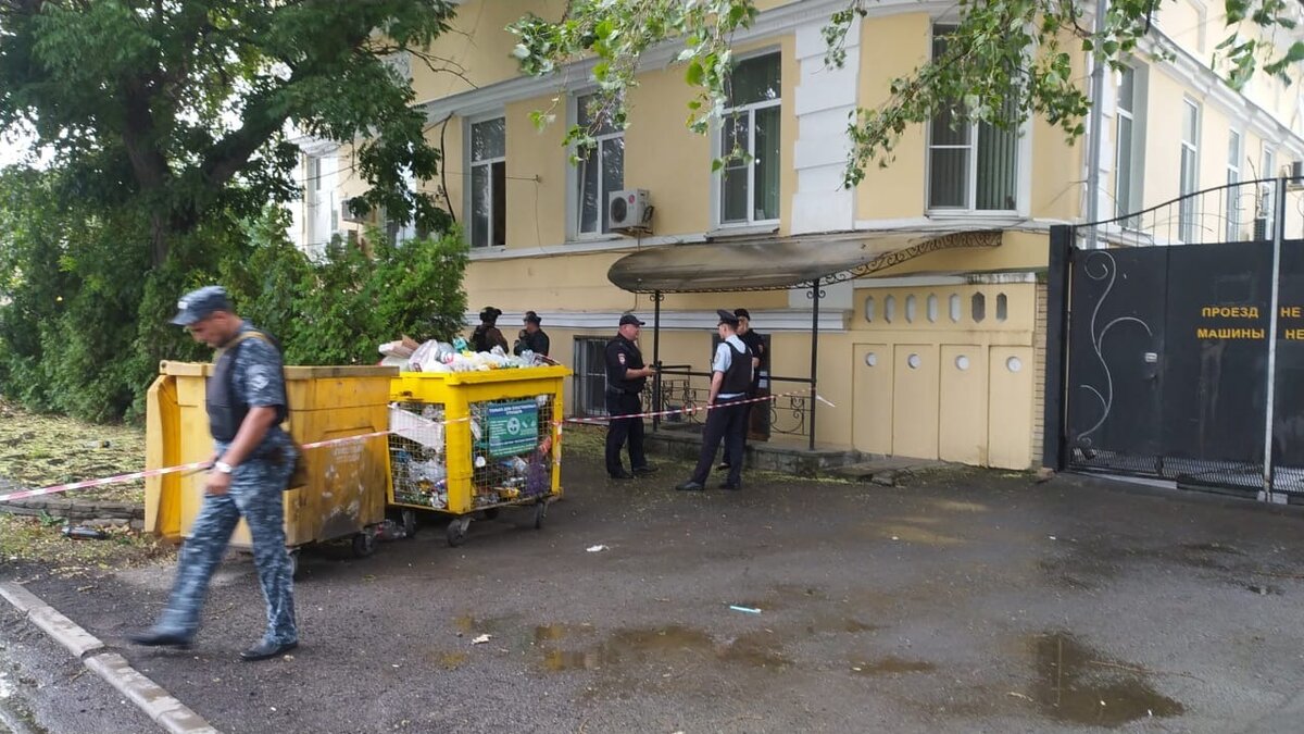     Саперы продолжают работу на месте, где произошел взрыв в Таганроге, сообщил корреспондент RostovGazeta.