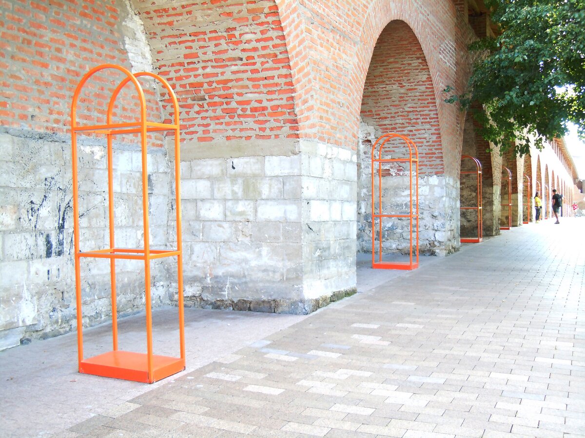 Продолжим экскурсию по кремлю. Это взгляд через стройку фуникулёра на участок с Часовой башней.-20