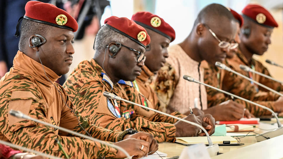 Фото: Дмитрий Азаров / Коммерсантъ📷При виде делегации Буркина-Фасо на переговорах в Константиновском дворце хотелось сложить оружие