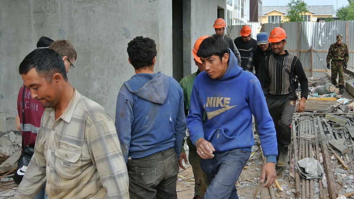 Стройка это приоритет , где работают мигранты из Узбекистана