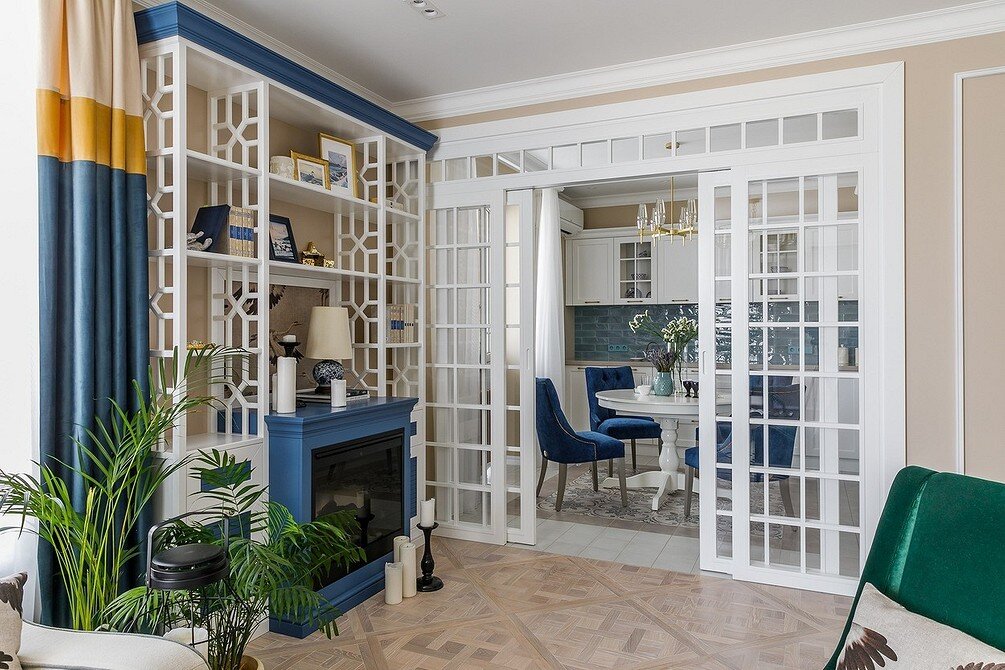 Молодая женщина приобрела эту квартиру в Краснодаре для своей мамы — женщины средних лет с изысканными вкусами. Воплотить их в жизнь взялась местная студия дизайна интерьеров — BonTon.-11