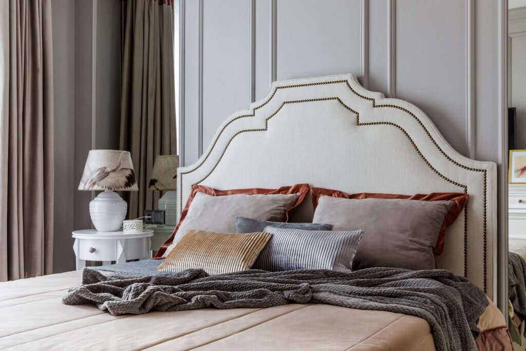 Молодая женщина приобрела эту квартиру в Краснодаре для своей мамы — женщины средних лет с изысканными вкусами. Воплотить их в жизнь взялась местная студия дизайна интерьеров — BonTon.-19