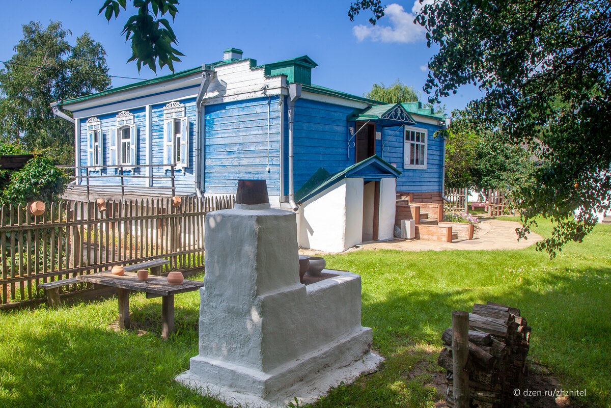 В этом доме в 1928-1935 годах жил и работал М.А. Шолохов. На переднем плане печь-горнушка