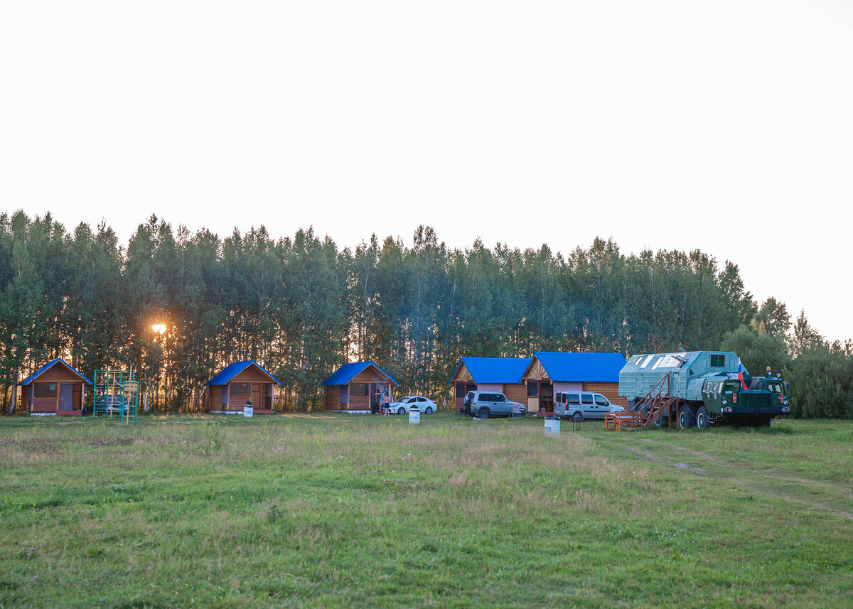 Кемпинг, белые бочки - это для мусора