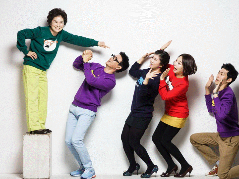 Бабуля - это сила в Корее)) https://koreanconceptweddingphotography.wordpress.com