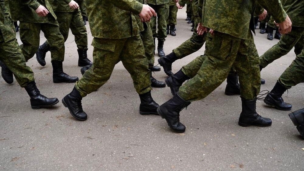     В Тольятти Ульяновской области собираются отправлять всех должников по коммунальным платежам в Украину. Такое распоряжение управляющим компаниям дали в администрации города.