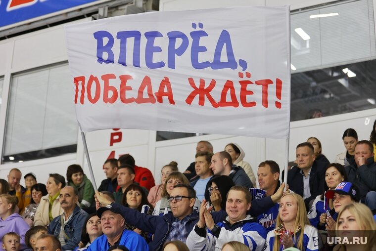    Шумков встретился с детьми из ЛНР, отдыхающими в курганских лагерях на хоккейном матче