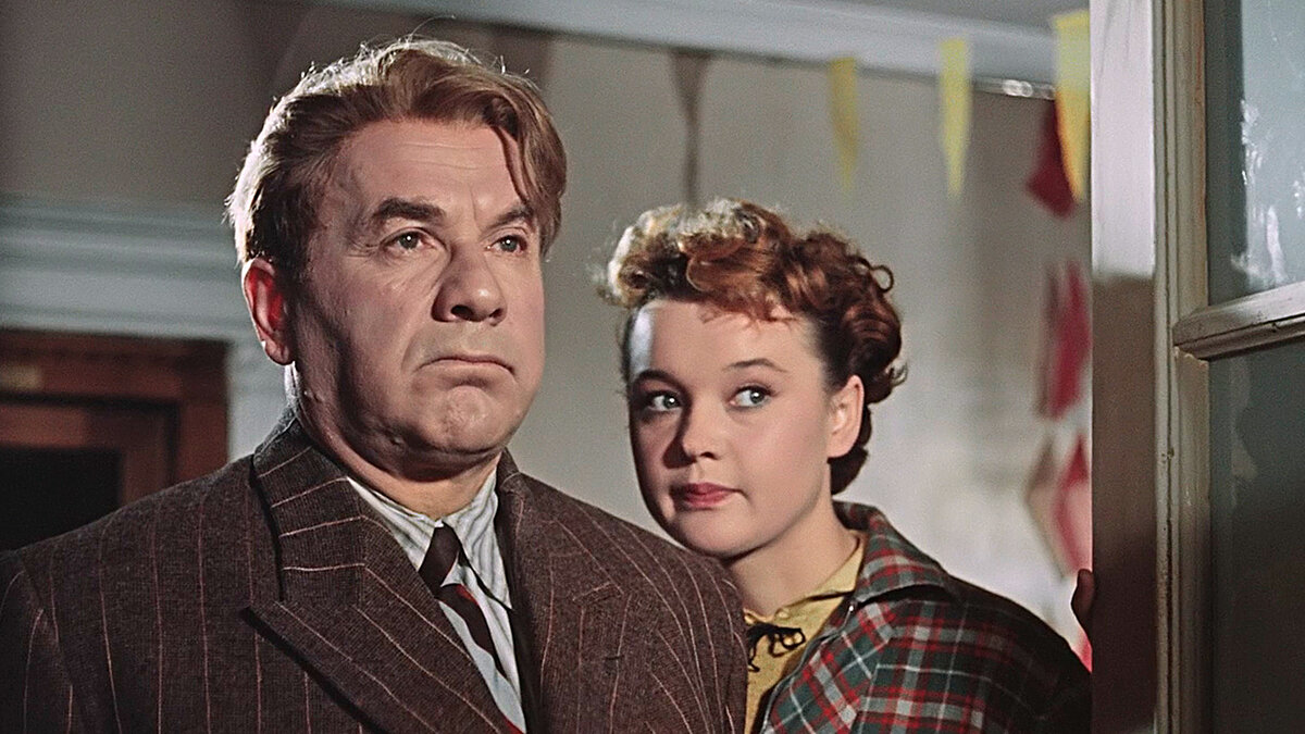 Кадр из фильма Карнавальная ночь (1956). Людмила Гурченко (Леночка Крылова) и Игорь Ильинский (Серафим Огурцов).