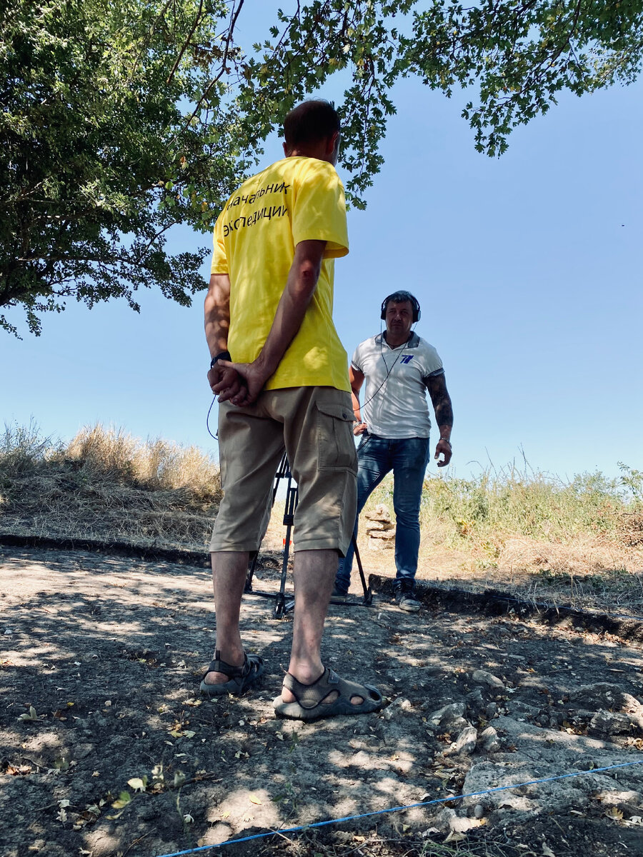 Корреспондент 1 канала берет интервью у доктора наук Дмитрия Чистова