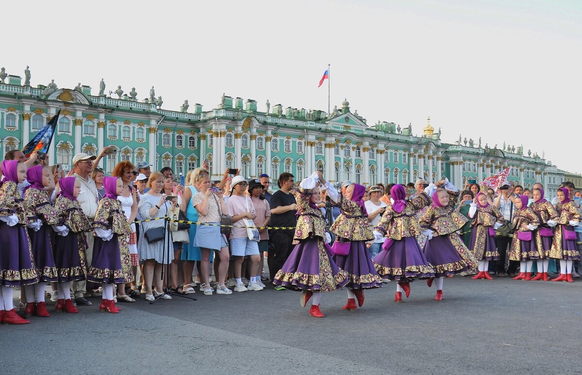 В санкт петербурге прошел фестиваль. Костюмированное шествие Октоберфест. Фестиваль на Дворцовой площади. Хороводы в Санкт Петербурге. Фестиваль хороводов.