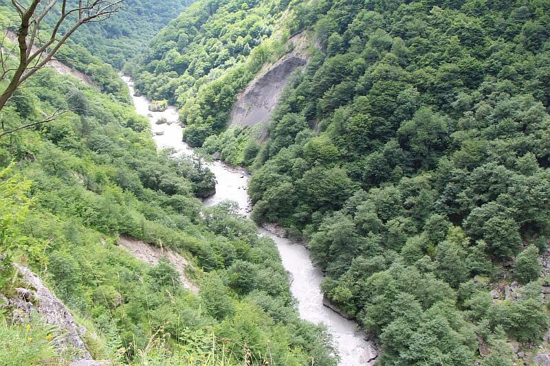 Черекское ущелье в Верхней Балкарии. Вид со старой дороги возле тоннеля.
