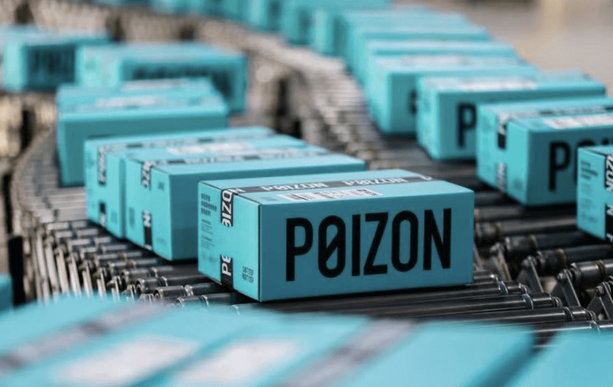Poizon ru отзывы. Poizon Box. Китайский склад. Коробки Пойзон. Склад Пойзон в Китае.