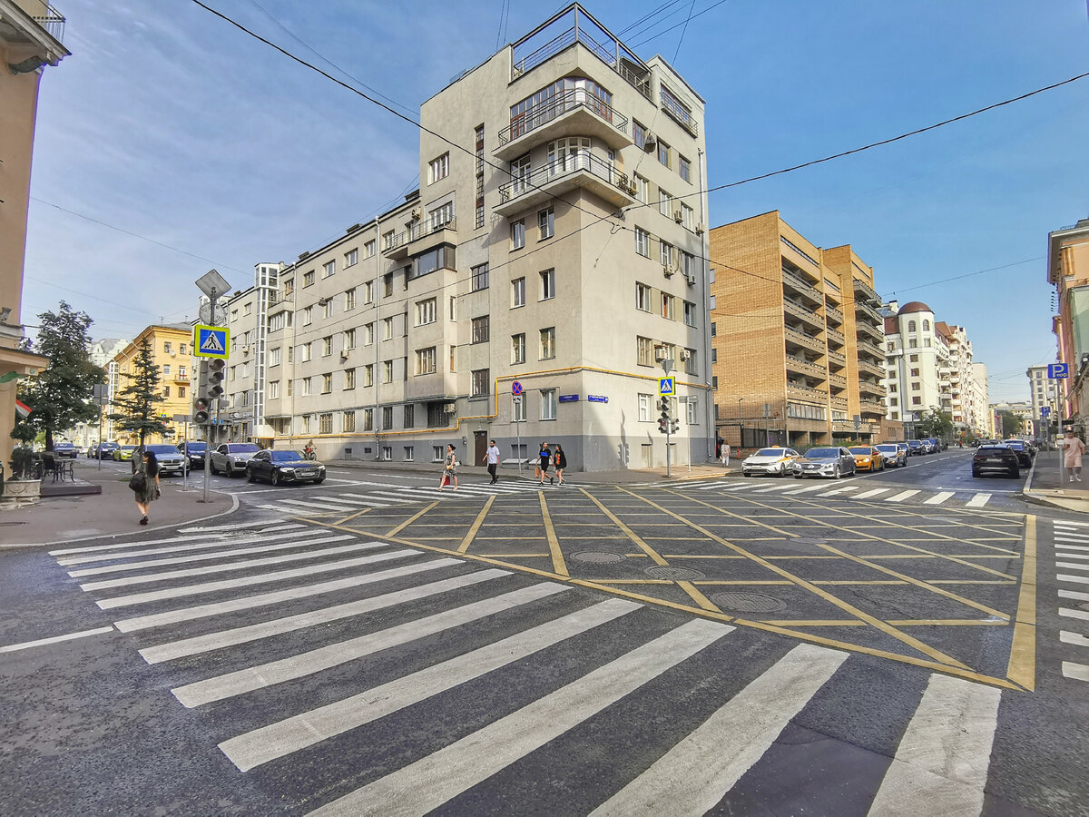 Перекрёсток улицы Чаянова (уходит налево) и 2-й Тверской-Ямской улицы (уходит прямо, чуть правее).